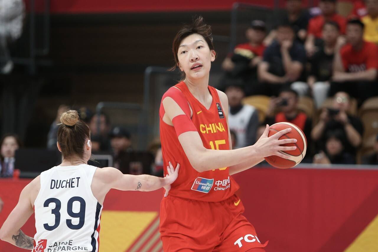 稳定发挥！韩旭半场6中3拿到8分6篮板2盖帽(nba韩旭)