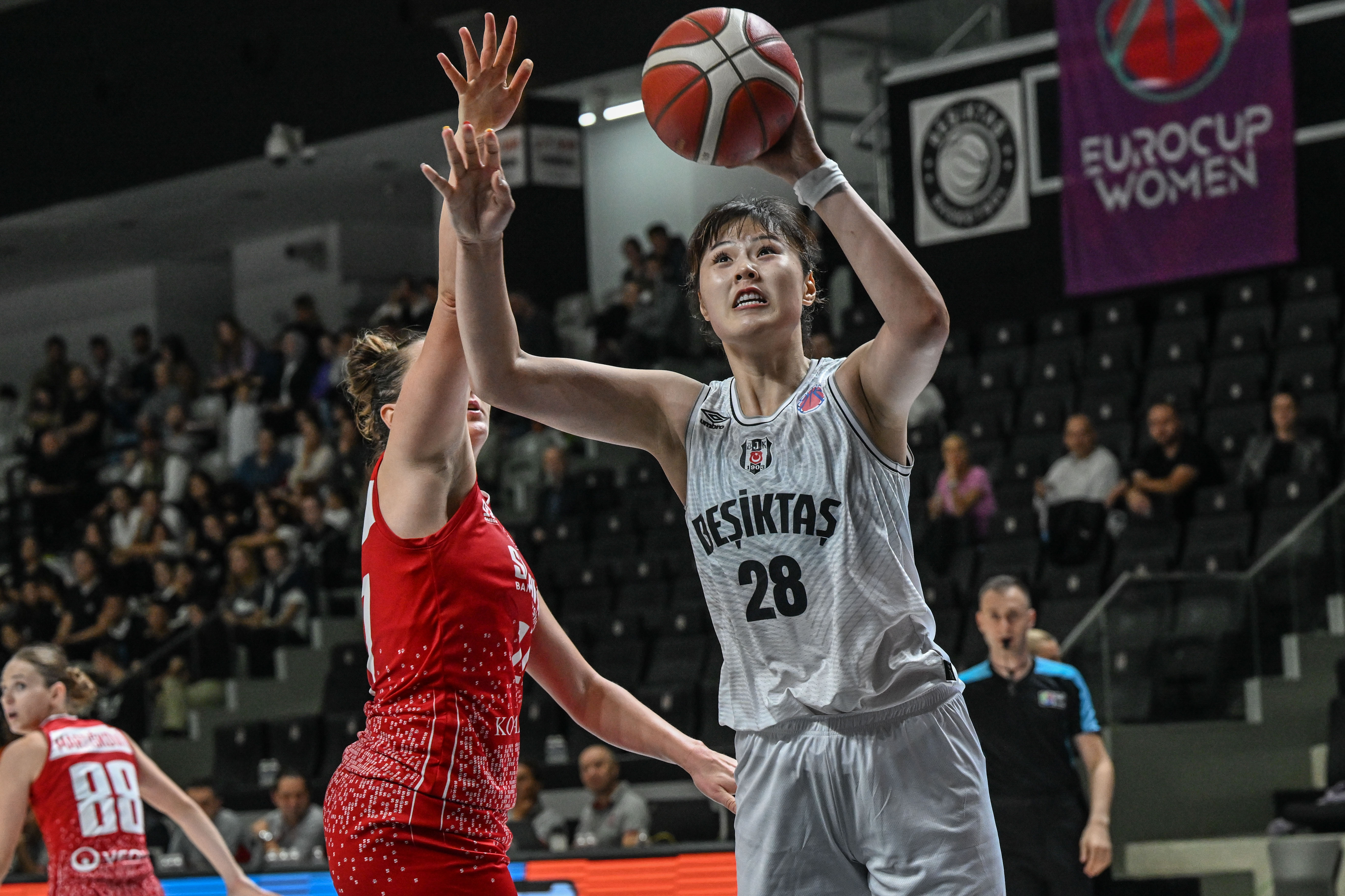 李月汝首发砍10分15板篮板创WNBA生涯新高的简单介绍