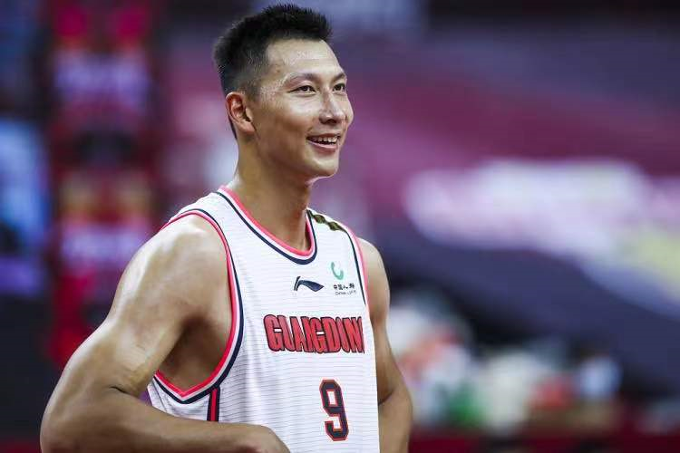 北京队易建联驰援疆粉，退隐又复出挑战今年总亚军
